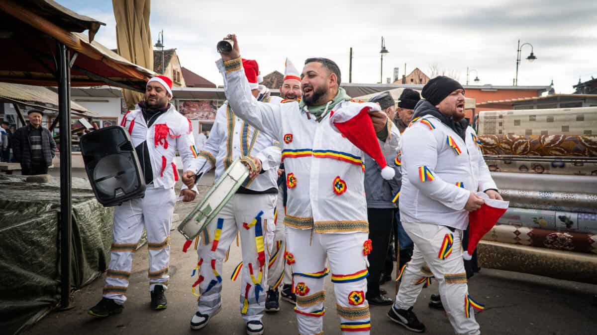 Au început să vină colindătorii stradali la Sibiu. Primii sunt din Ialomița: ,,E vorba de veselie, nu de bani” (video)