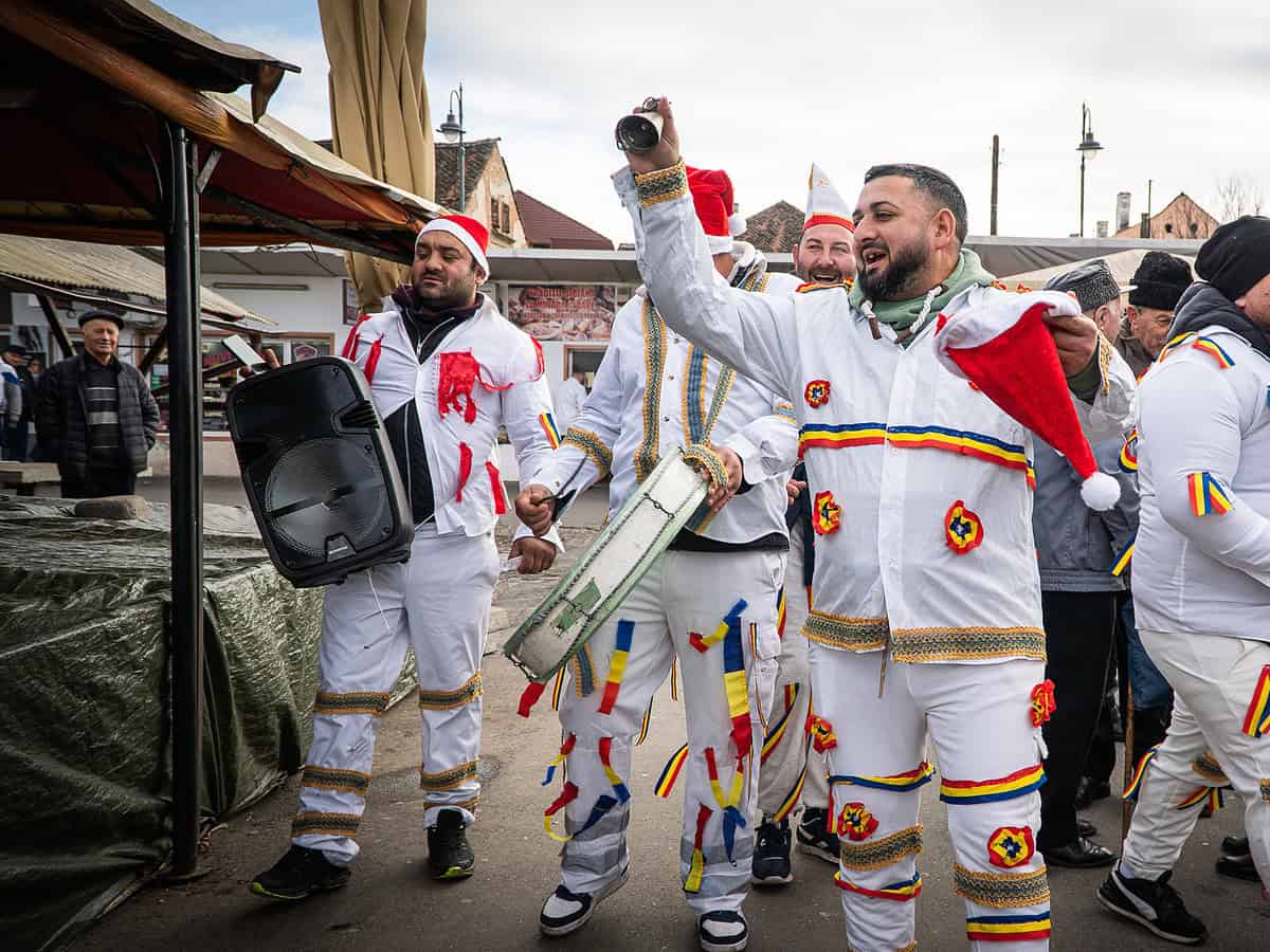 Au început să vină colindătorii stradali la Sibiu. Primii sunt din Ialomița: ,,E vorba de veselie, nu de bani” (video)