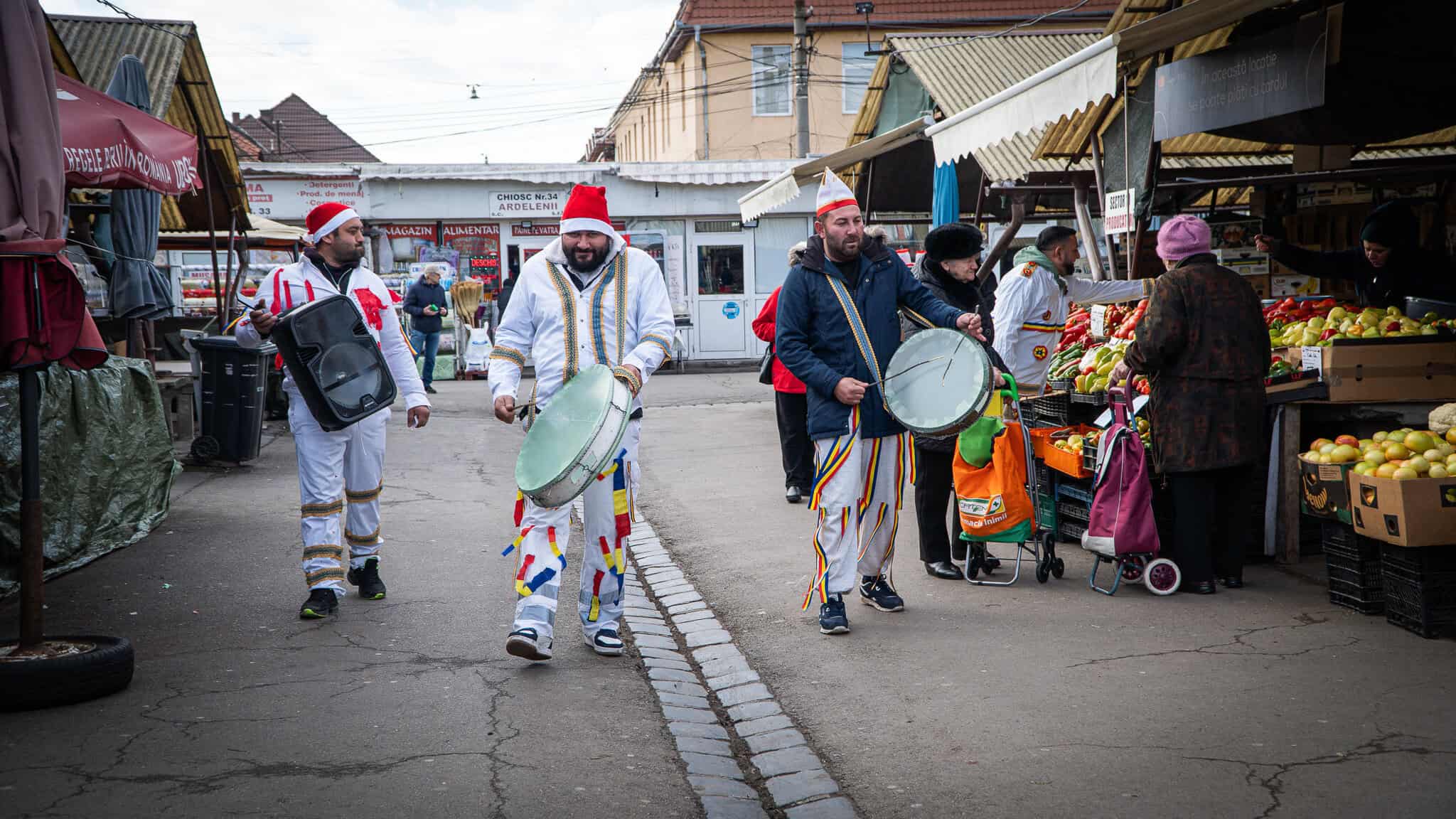 Au început să vină colindătorii stradali la Sibiu. Primii sunt din Ialomița: ,,E vorba de veselie, nu de bani” (video)