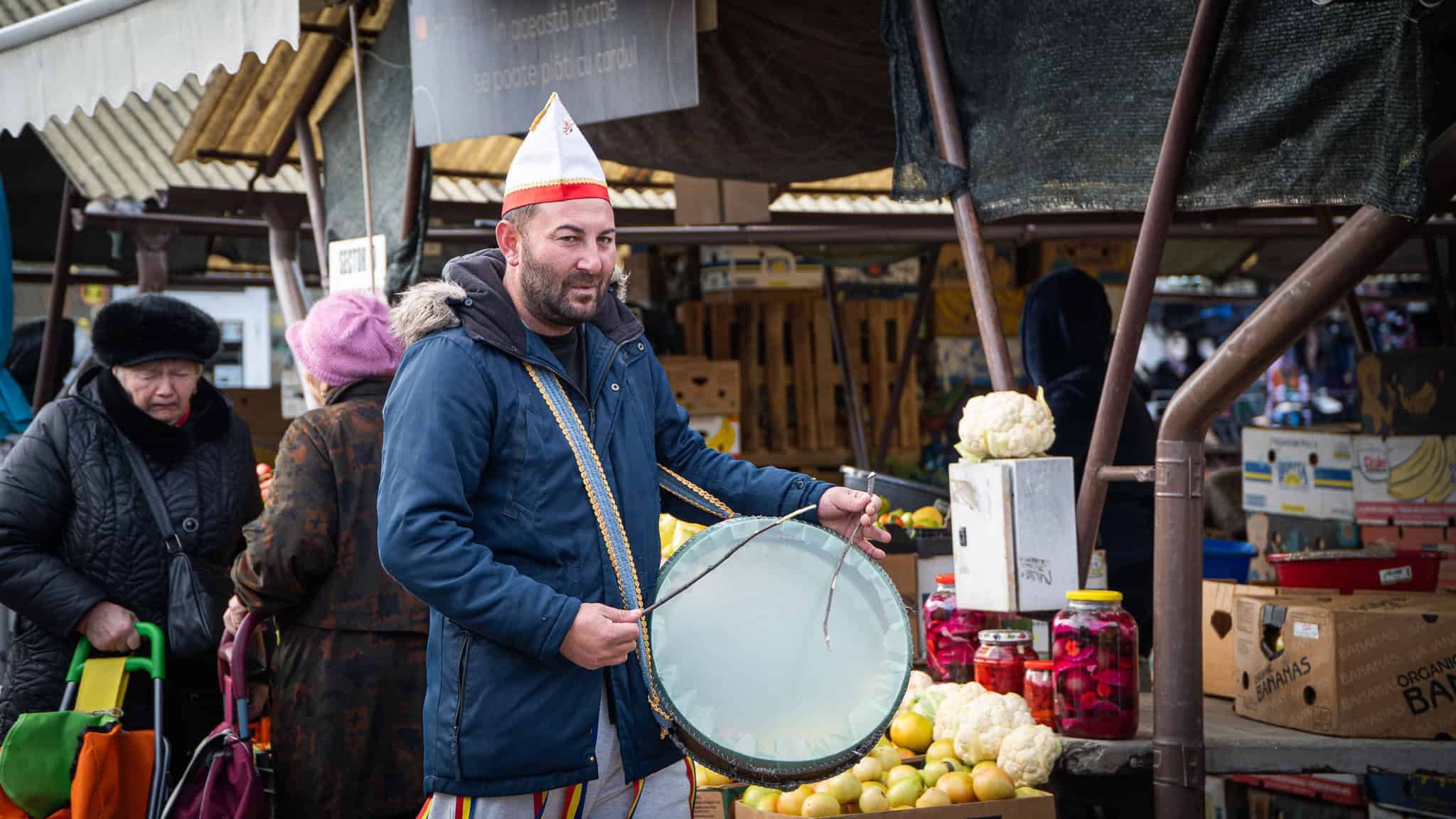 Au început să vină colindătorii stradali la Sibiu. Primii sunt din Ialomița: ,,E vorba de veselie, nu de bani” (video)