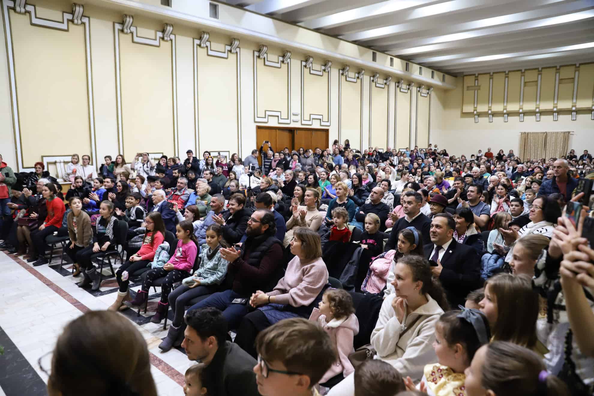 Spectacol deosebit cu coruri de la 5 școli din Sibiu, la concertul de colinde „Am pornit cu vestea bună” (foto)