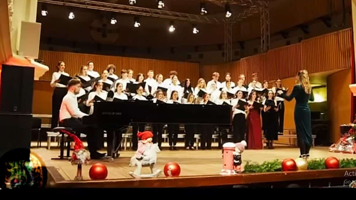 Concert şi bazar de Crăciun la Sala Thalia. Magia sărbătorilor prin ochii liceenilor de la Arte (video)