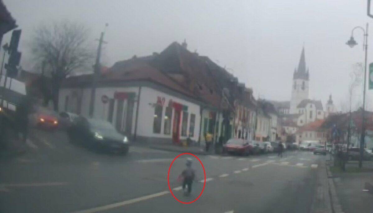 Copil surprins alergând printre mașini într-o intersecție din Sibiu. "Mi-a stat inima" (video)