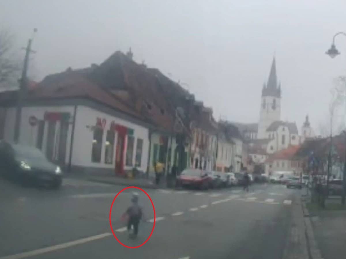 Copil surprins alergând printre mașini într-o intersecție din Sibiu. "Mi-a stat inima" (video)