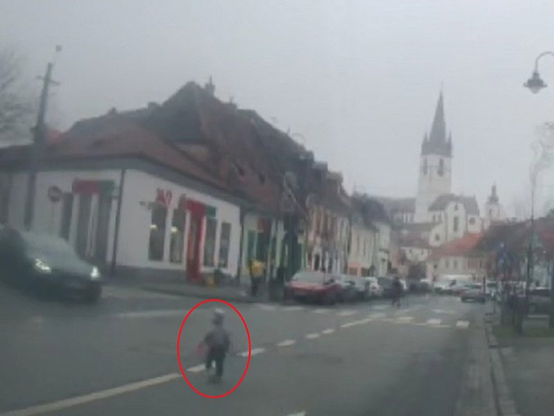 Copil surprins alergând printre mașini într-o intersecție din Sibiu. "Mi-a stat inima" (video)