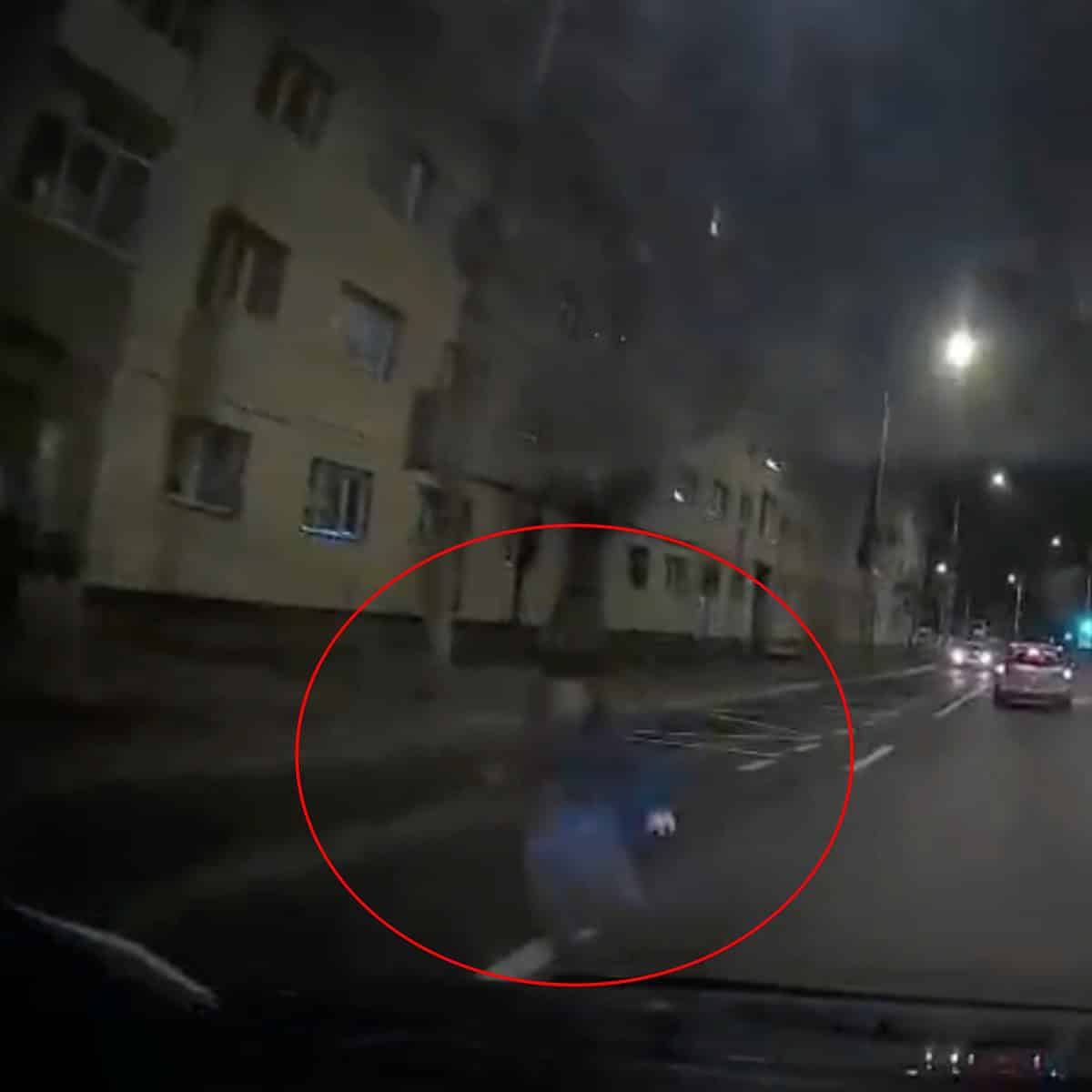 Se întâmplă în Sibiu. Un copil trece neregulamentar strada și e la un pas să fie lovit de o mașină (video)