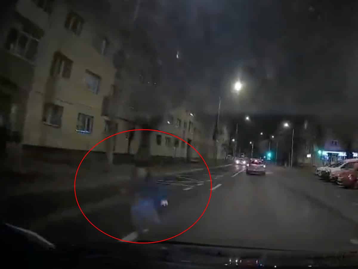 Se întâmplă în Sibiu. Un copil trece neregulamentar strada și e la un pas să fie lovit de o mașină (video)