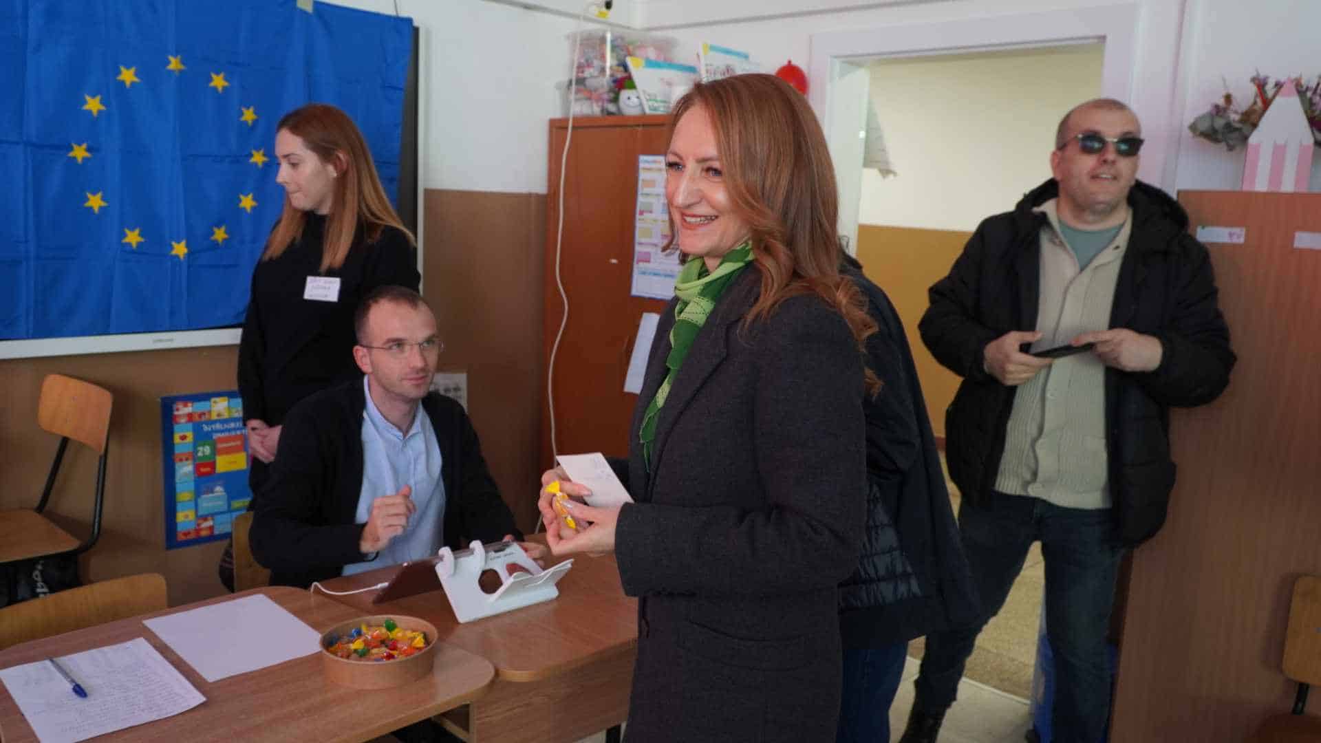 Daniela Cîmpean a fost la urne cu fiicele ei. A votat pentru „parcursul european” al României (video)