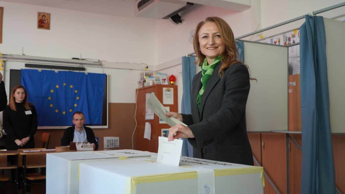 Daniela Cîmpean a fost la urne cu fiicele ei. A votat pentru „parcursul european” al României (video)