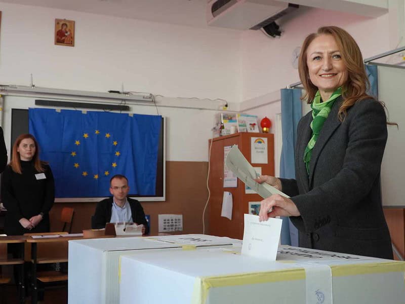 Daniela Cîmpean a fost la urne cu fiicele ei. A votat pentru „parcursul european” al României (video)