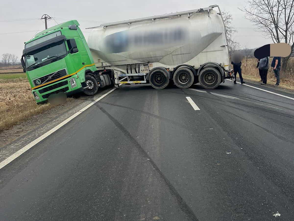 Trafic reluat pe DN1 la Scoreiu după ce un TIR a derapat (update)