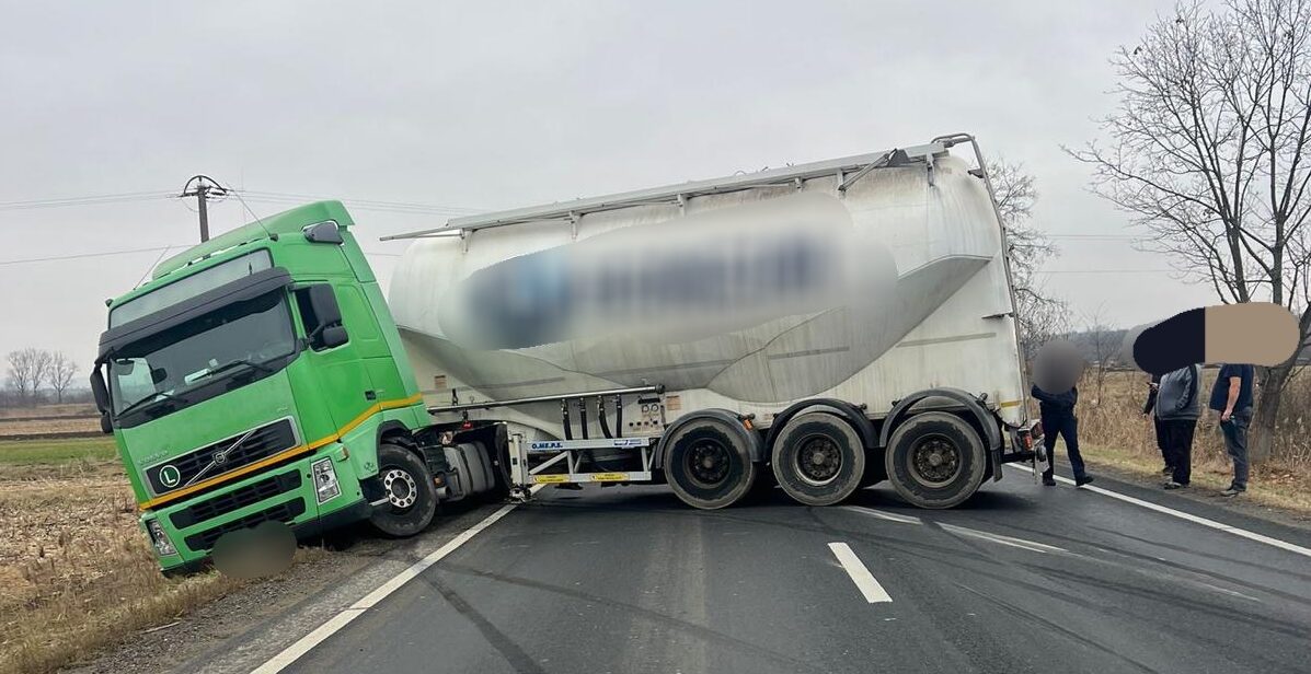 Trafic reluat pe DN1 la Scoreiu după ce un TIR a derapat (update)