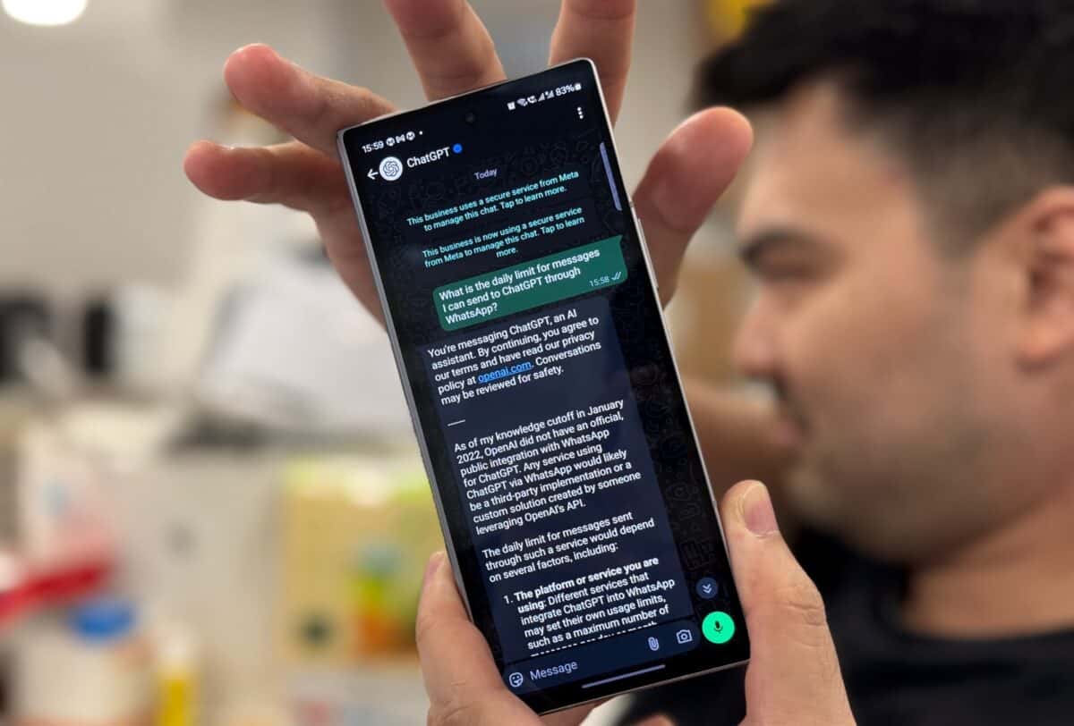 ChatGPT a fost integrat oficial și pe WhatsApp