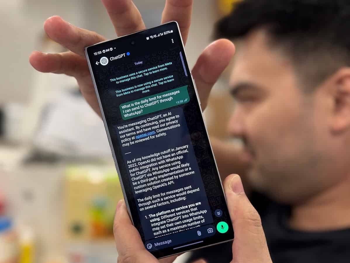 ChatGPT a fost integrat oficial și pe WhatsApp