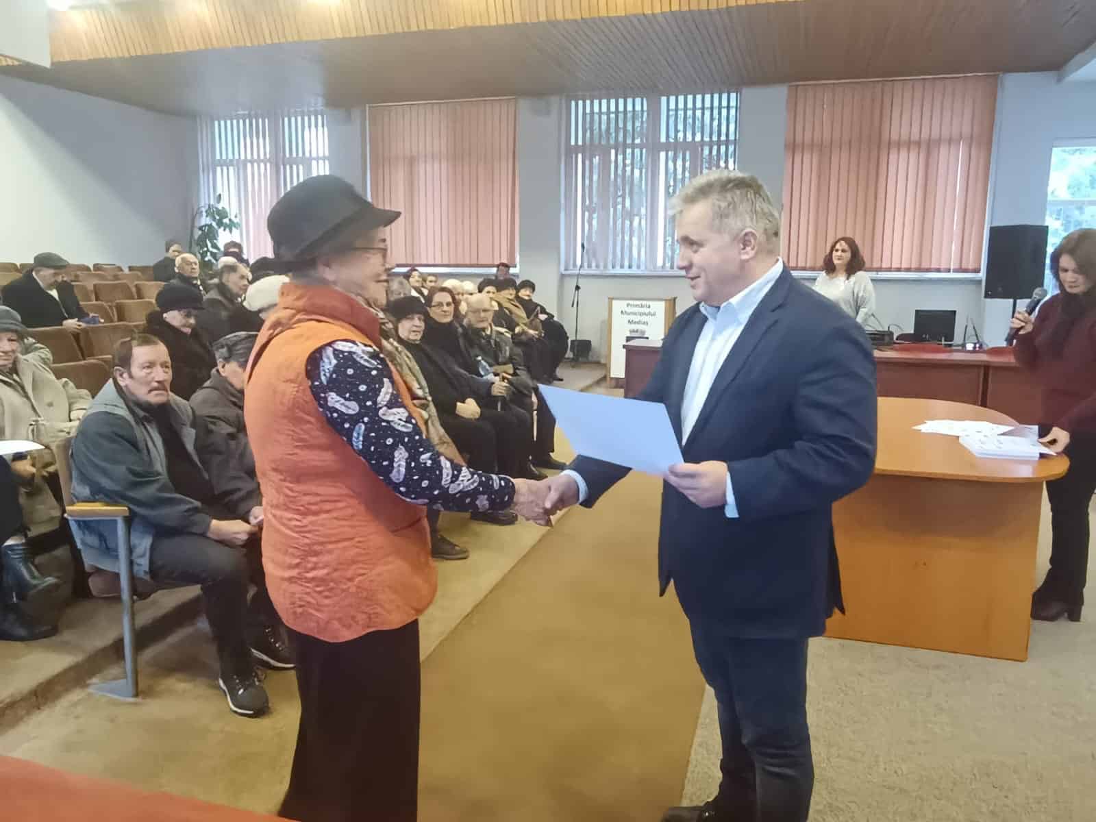 Medieșenii care au împlinit 80 de ani premiați de Primărie (foto)