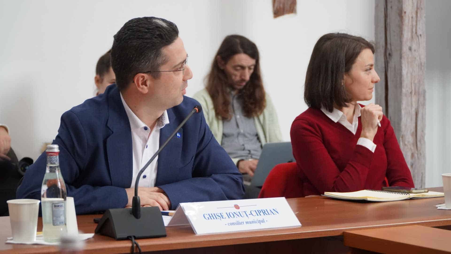 Proiectul majorării taxelor pentru terase, aprobat cu mici intervenții. Banii încasați, investiți în promovarea Sibiului (video)