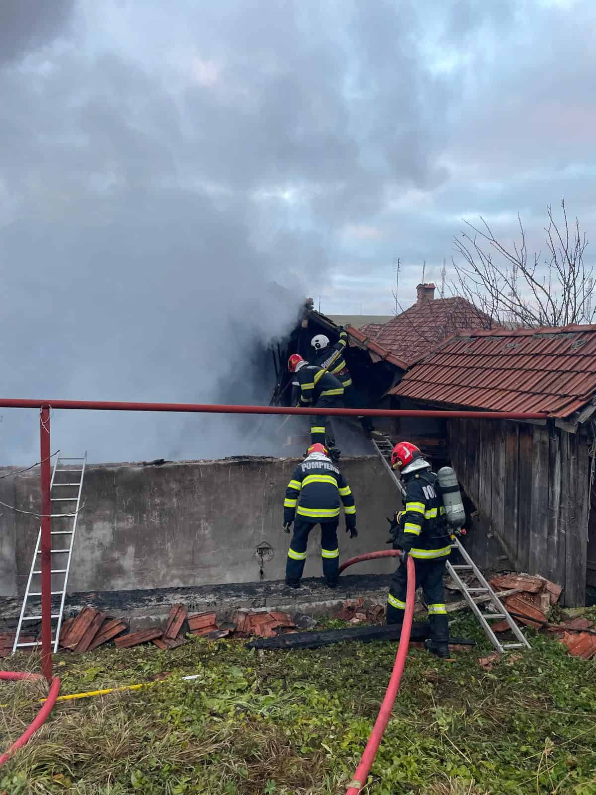 Panică la Poiana Sibiului. Un incendiu care a mistuit o casă, a fost la un pas să se extindă la mai multe locuințe (foto video)