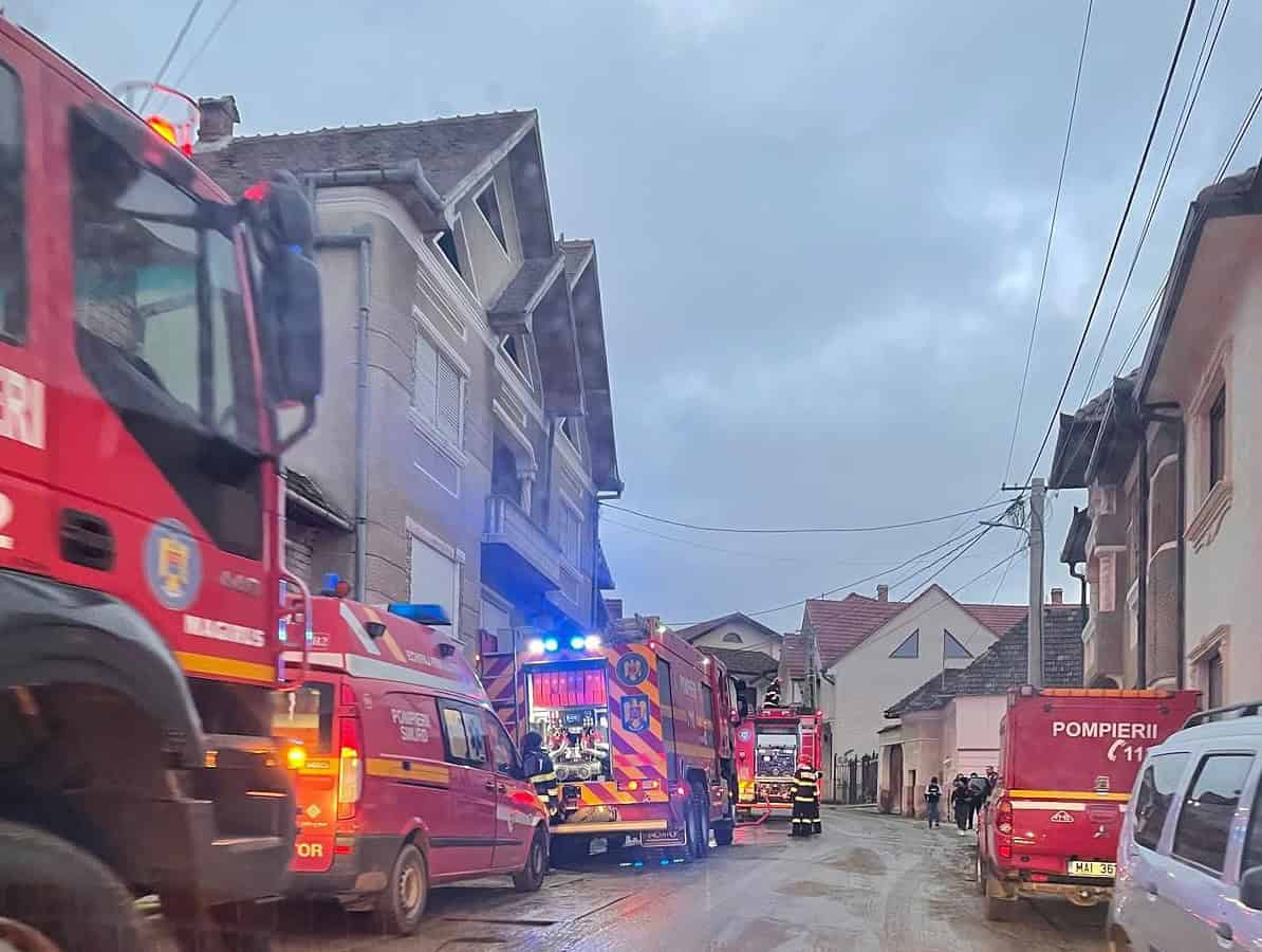 Panică la Poiana Sibiului. Un incendiu care a mistuit o casă, a fost la un pas să se extindă la mai multe locuințe (foto video)