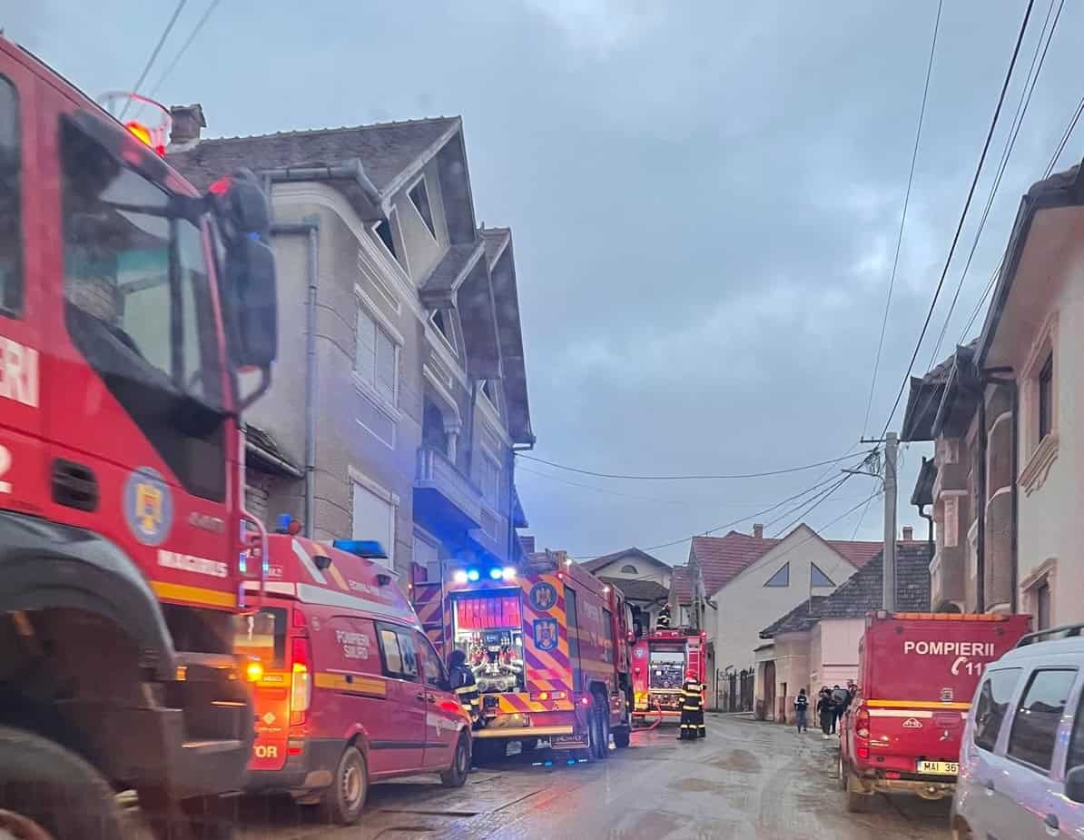 Panică la Poiana Sibiului. Un incendiu care a mistuit o casă, a fost la un pas să se extindă la mai multe locuințe (foto video)