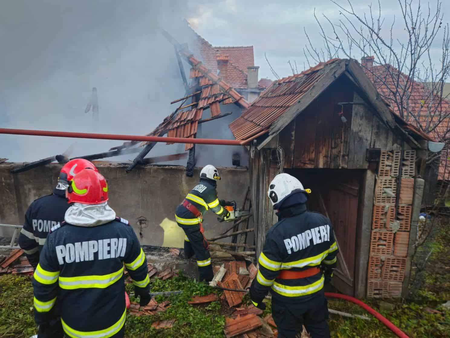 Panică la Poiana Sibiului. Un incendiu care a mistuit o casă, a fost la un pas să se extindă la mai multe locuințe (foto video)