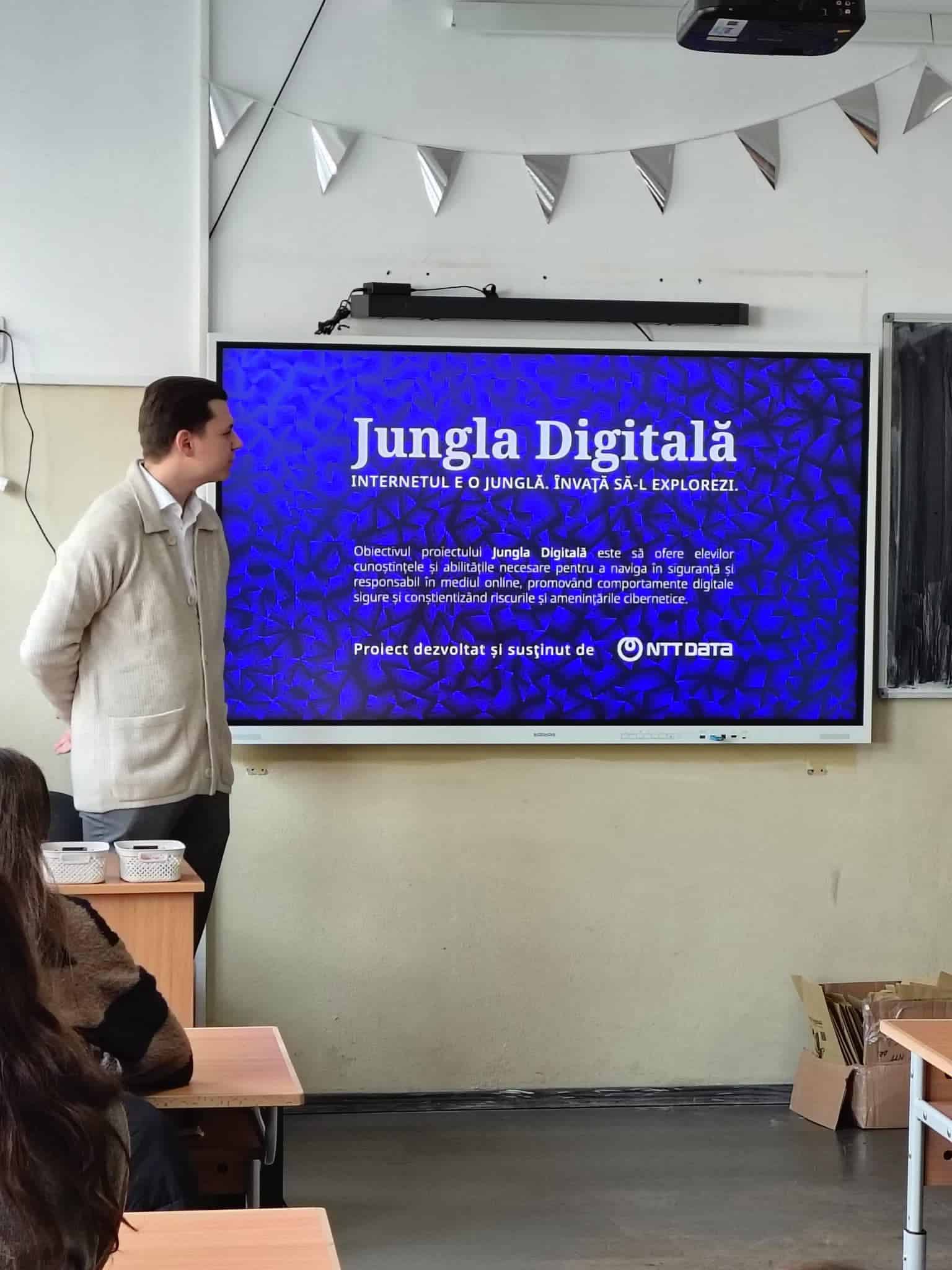 Riscuri și soluții pentru „jungla digitală” dezbătute pe înțelesul tuturor la Sibiu. Sute de elevi și părinți prezenți la eveniment (video)