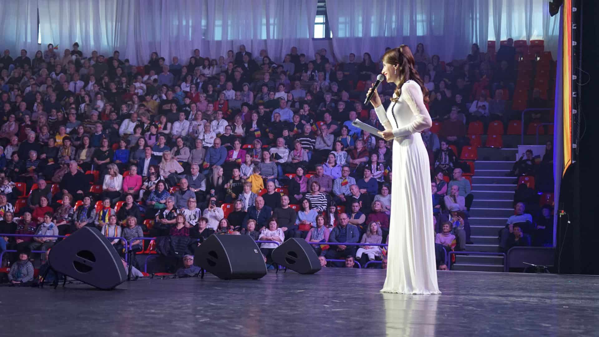 Spectacol emoționant la Sala Transilvania. Peste 2.000 de oameni au sărbătorit românește alături de Junii Sibiului și Andra (video foto)