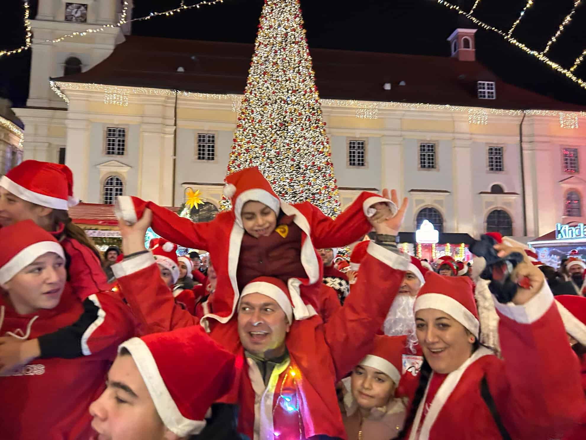 Marea MoșMondeală 2024: Peste 200 de Moși Crăciun au animat centrul Sibiului la un maraton caritabil (foto video)