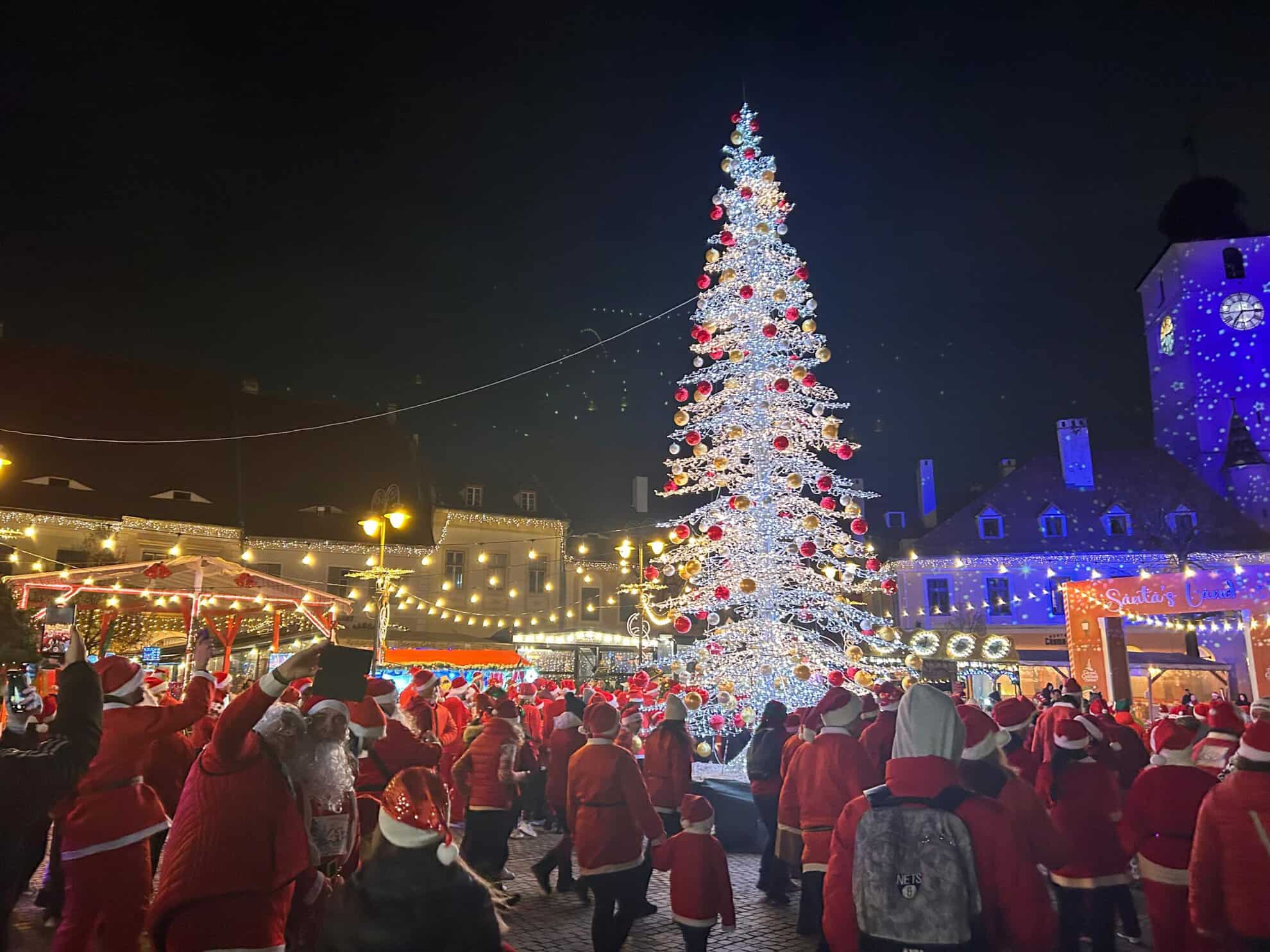 Marea MoșMondeală 2024: Peste 200 de Moși Crăciun au animat centrul Sibiului la un maraton caritabil (foto video)