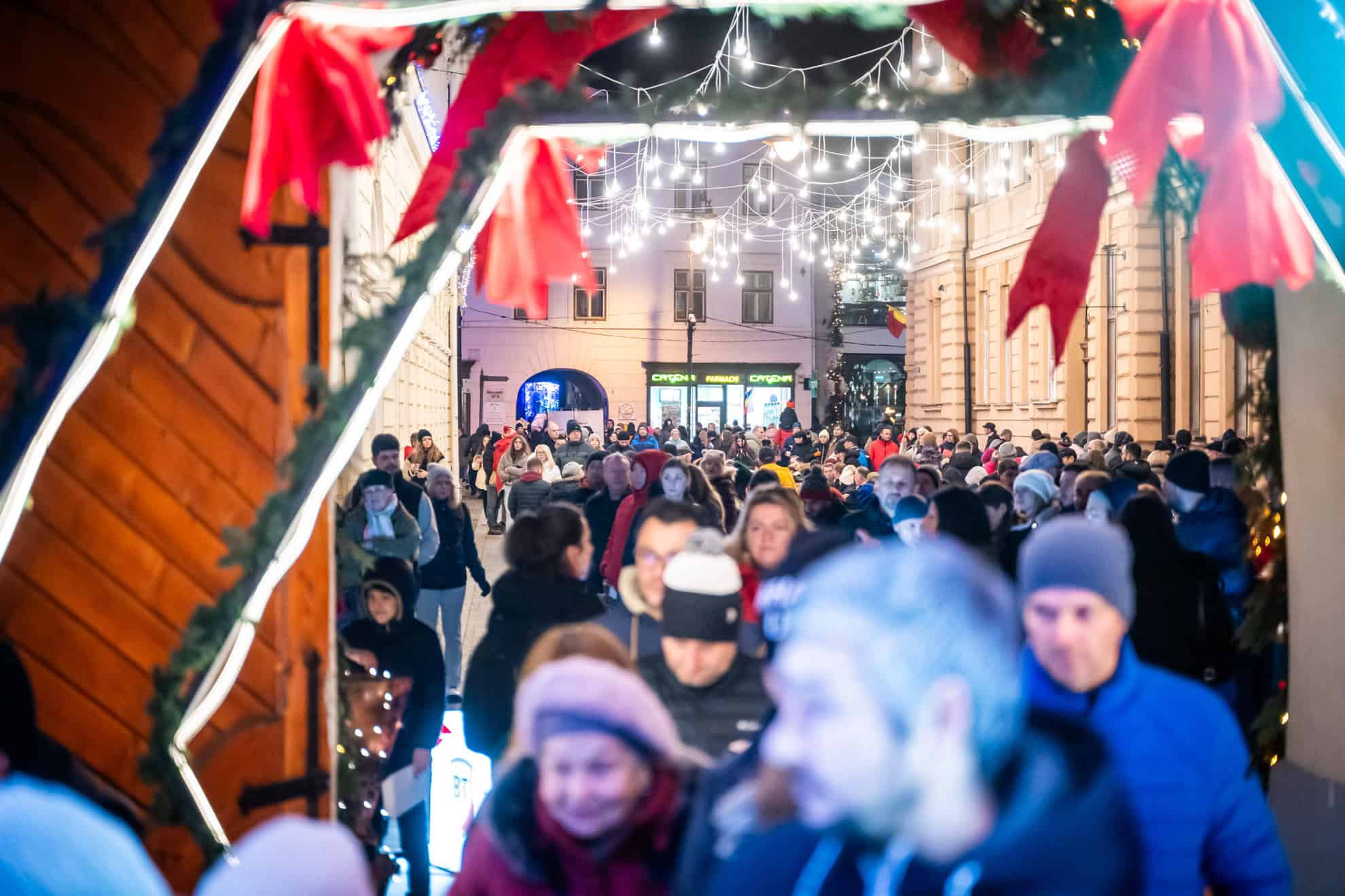 Premieră superbă la Sibiu. Zeci de oameni au împărțit mâncarea și bunătăți aduse de acasă la “Community Diner” (foto)