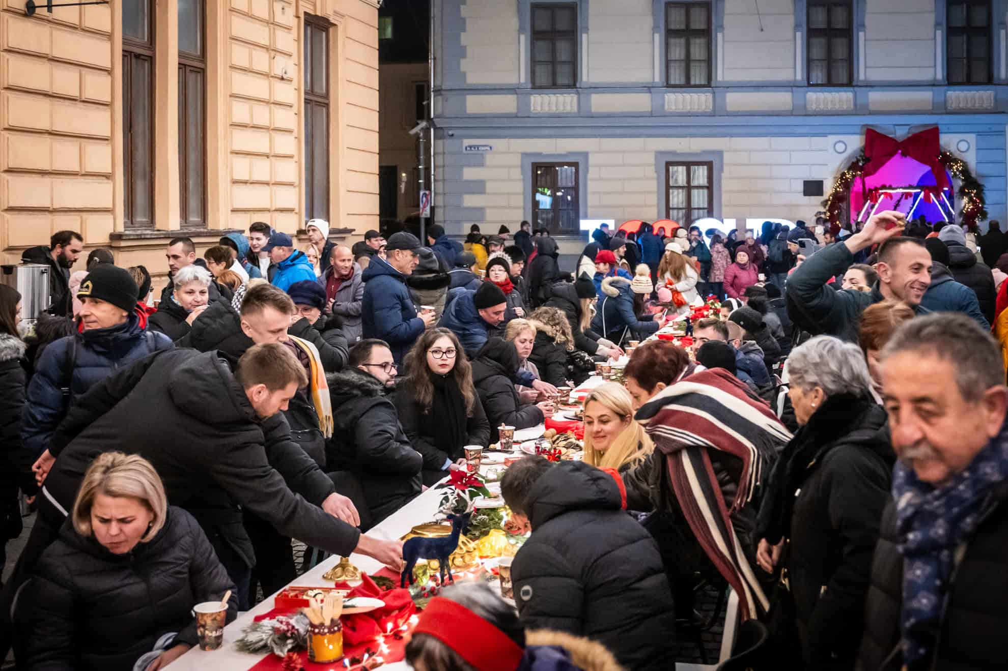 Premieră superbă la Sibiu. Zeci de oameni au împărțit mâncarea și bunătăți aduse de acasă la “Community Diner” (foto)