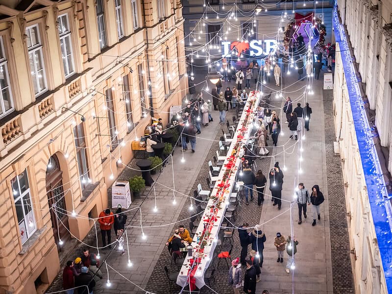 Premieră superbă la Sibiu. Zeci de oameni au împărțit mâncarea și bunătăți aduse de acasă la “Community Diner” (foto)