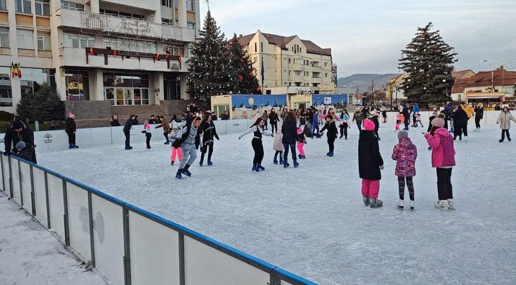 Intrare gratuită pentru elevi la patinoarul din Mediaș în ”Săptămâna Altfel” (video)