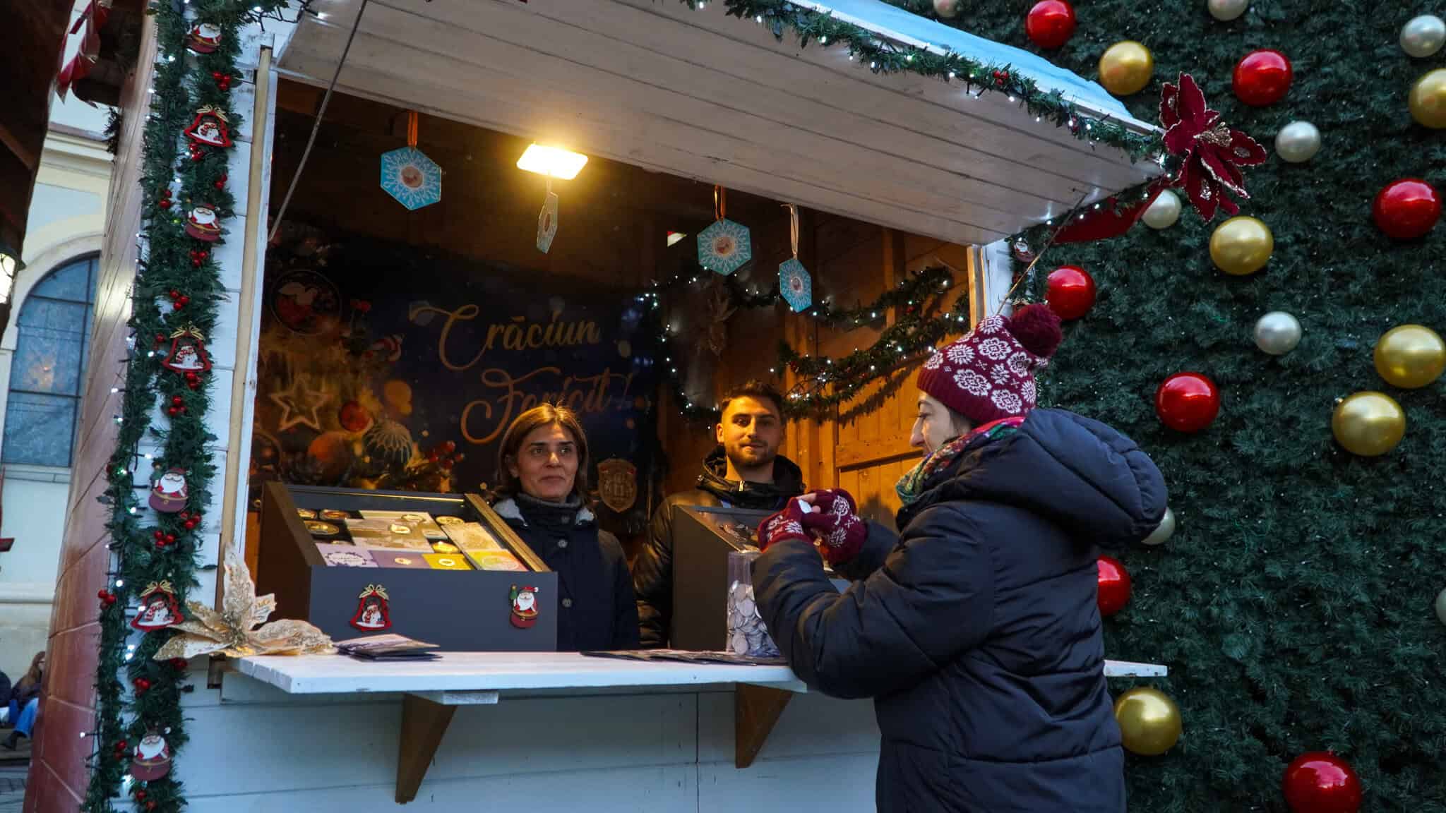 Monetăria Statului, pentru prima dată la Târgul de Crăciun din Sibiu. Medalii pictate, din argint fin, la câteva sute de lei (foto)