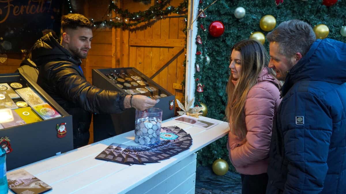 Monetăria Statului, pentru prima dată la Târgul de Crăciun din Sibiu. Medalii pictate, din argint fin, la câteva sute de lei (foto)