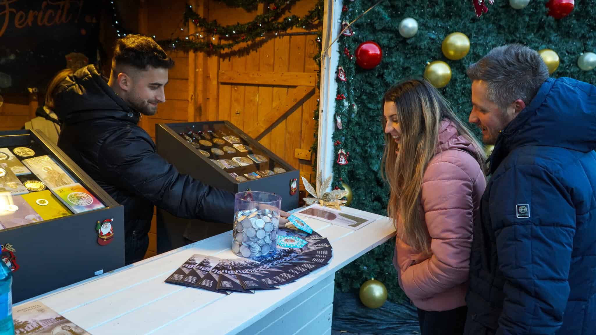 Monetăria Statului, pentru prima dată la Târgul de Crăciun din Sibiu. Medalii pictate, din argint fin, la câteva sute de lei (foto)