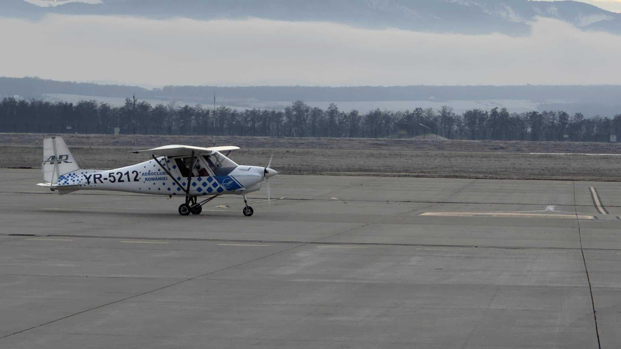 Surpriză la Aeroport. Moș Crăciun a venit cu avionul la Sibiu