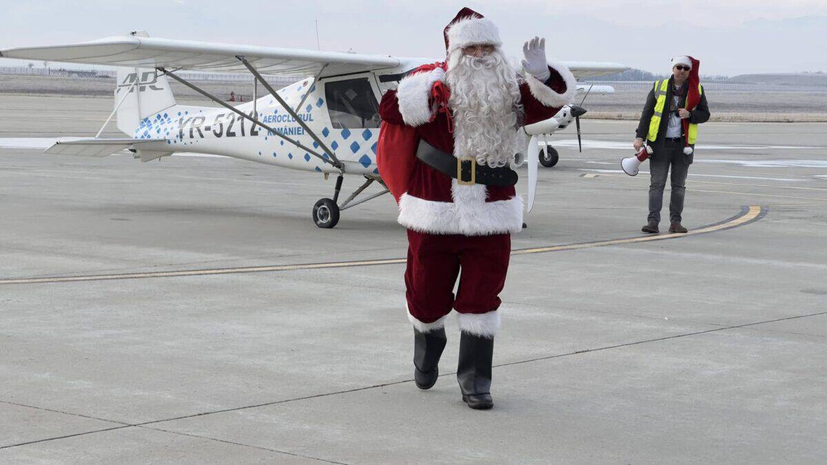 Surpriză la Aeroport. Moș Crăciun a venit cu avionul la Sibiu