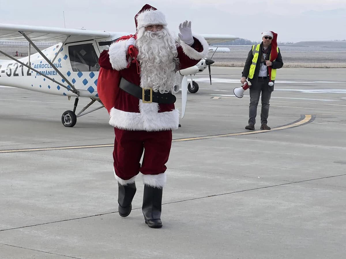 Surpriză la Aeroport. Moș Crăciun a venit cu avionul la Sibiu