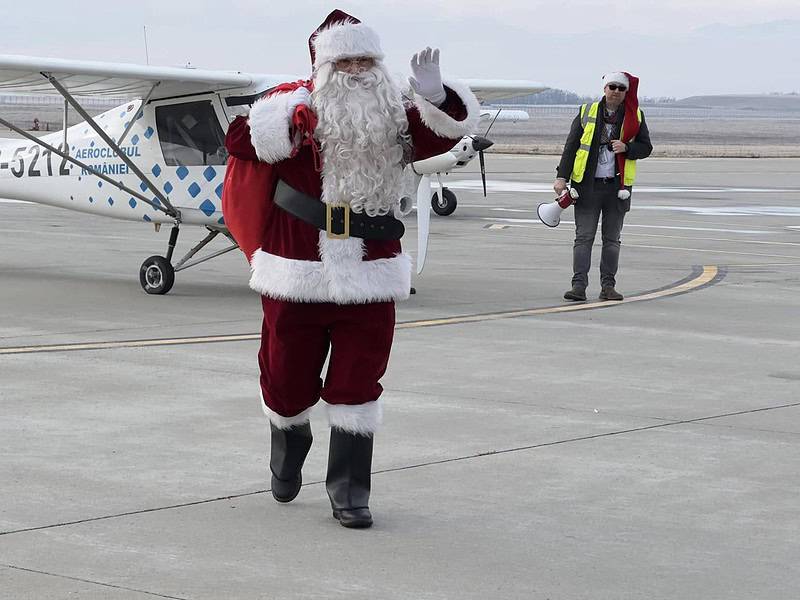 Surpriză la Aeroport. Moș Crăciun a venit cu avionul la Sibiu