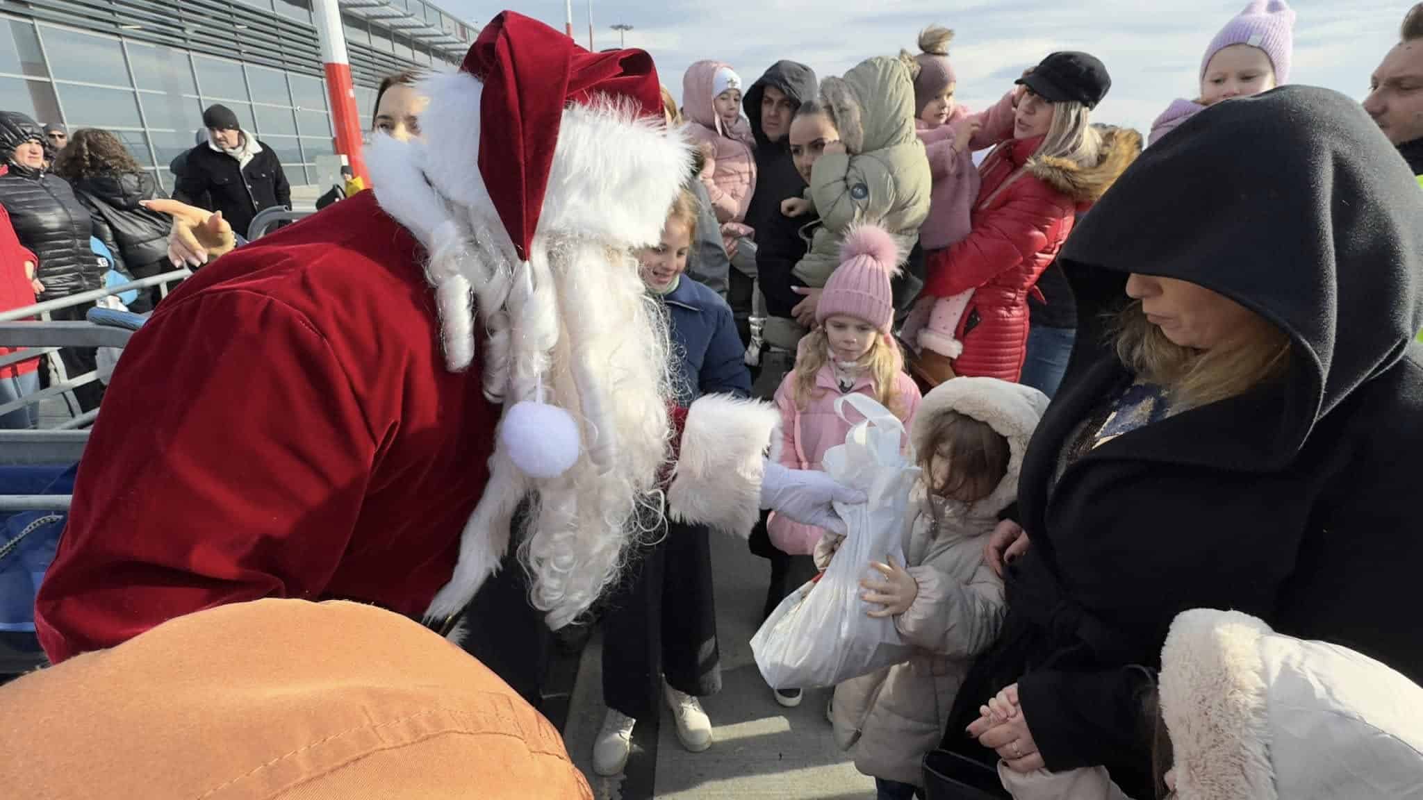 Surpriză la Aeroport. Moș Crăciun a venit cu avionul la Sibiu