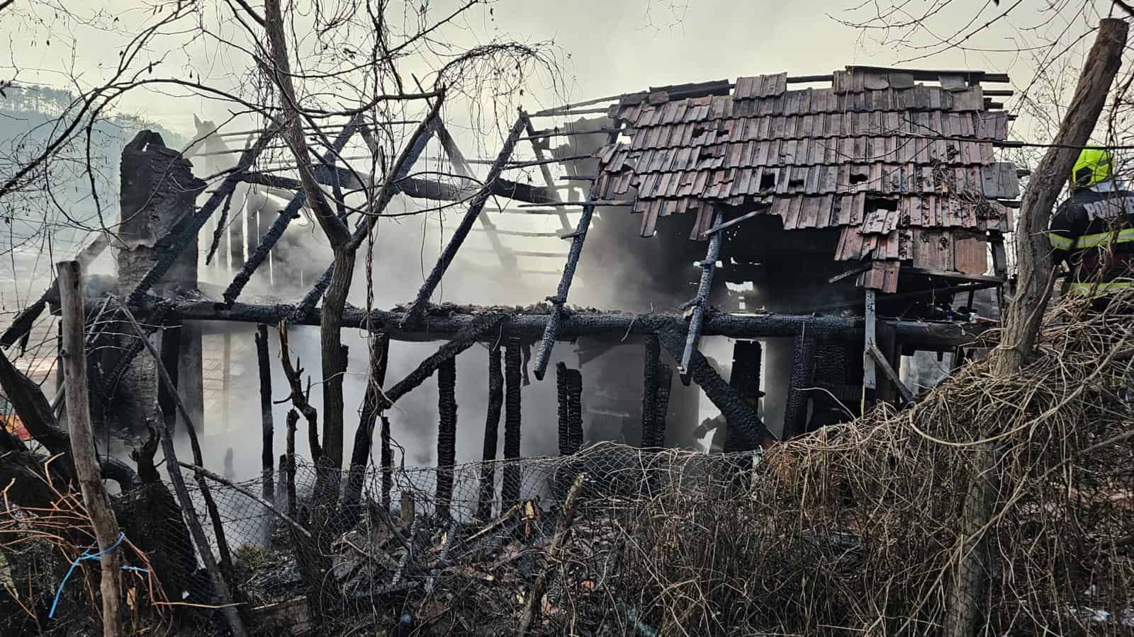 Cabană din Moșna făcută scrum în urma unui incendiu (foto)