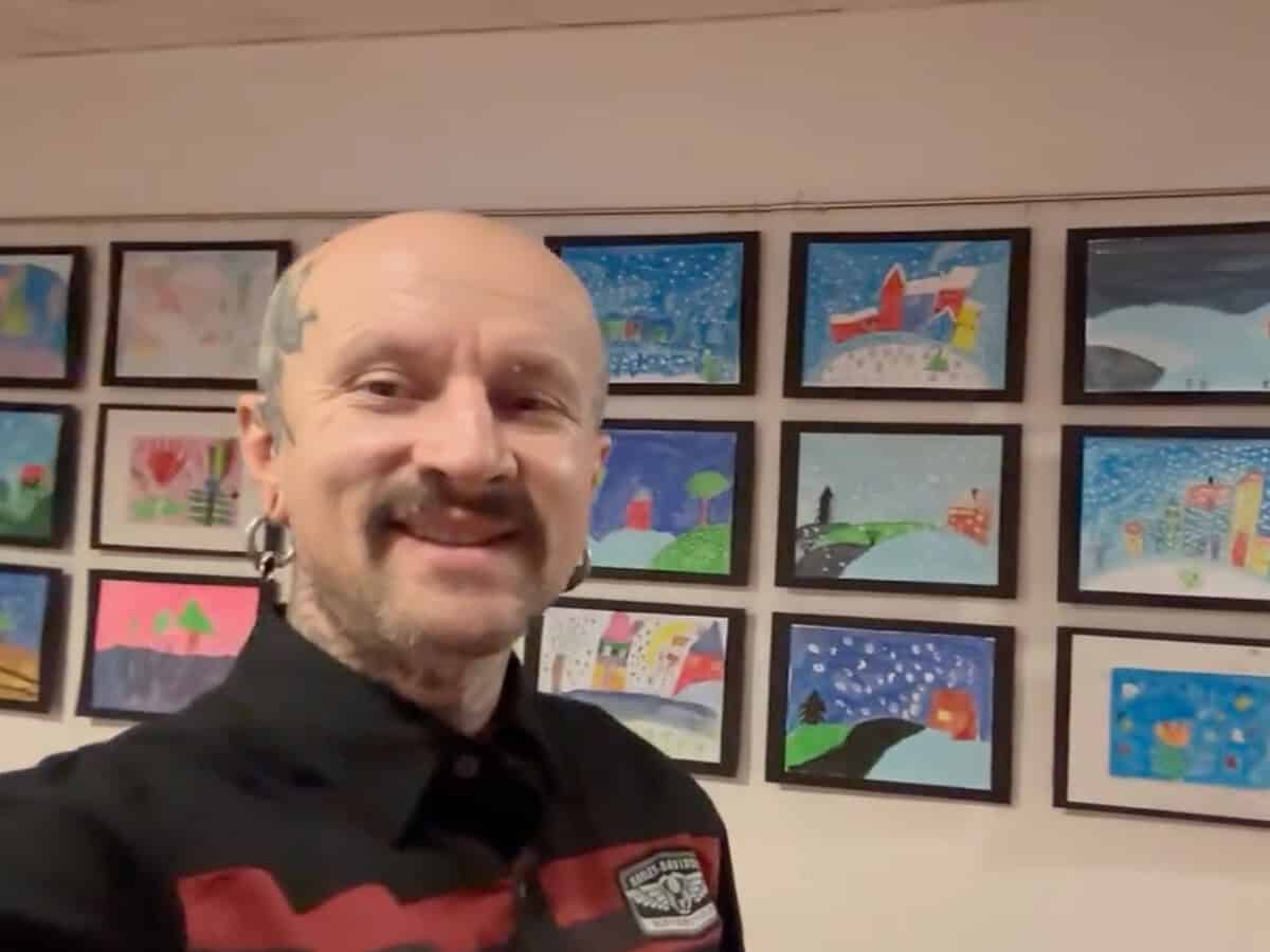 Expoziție de pictură cu lucrări făcute de copii din Cașolț. Organizator: „E o detoxifiere pentru ochi și minte” (video)