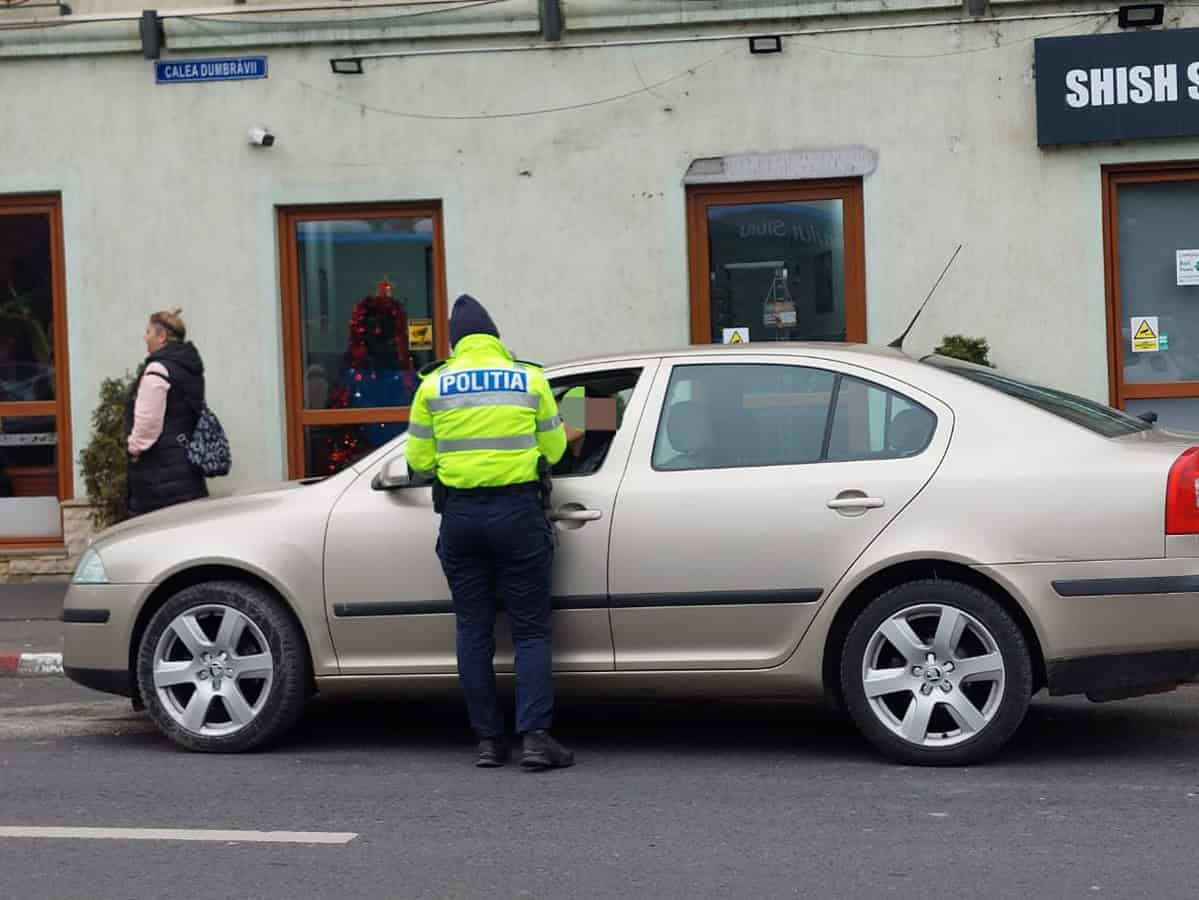 Zeci de șoferi amendați în Sibiu pentru că au parcat în intersecții. Unul avea și anvelopele uzate (foto)