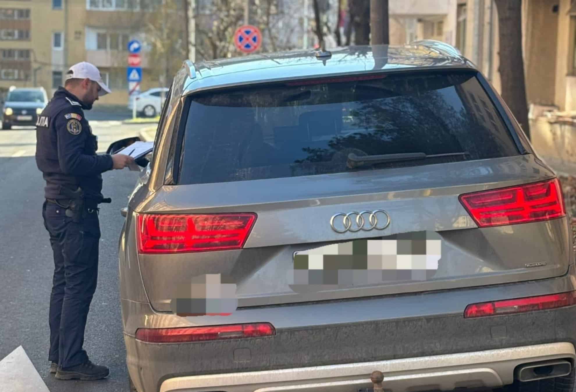 Zeci de șoferi amendați în Sibiu pentru că au parcat în intersecții. Unul avea și anvelopele uzate (foto)