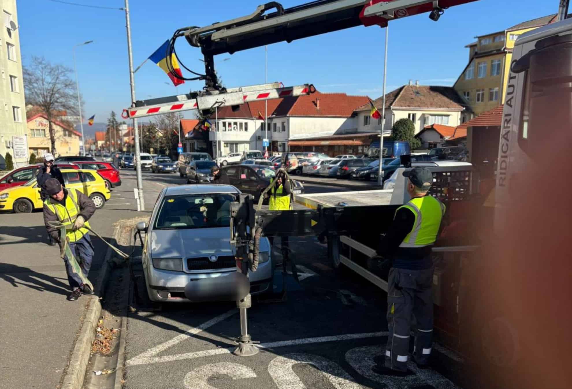 Zeci de șoferi amendați în Sibiu pentru că au parcat în intersecții. Unul avea și anvelopele uzate (foto)