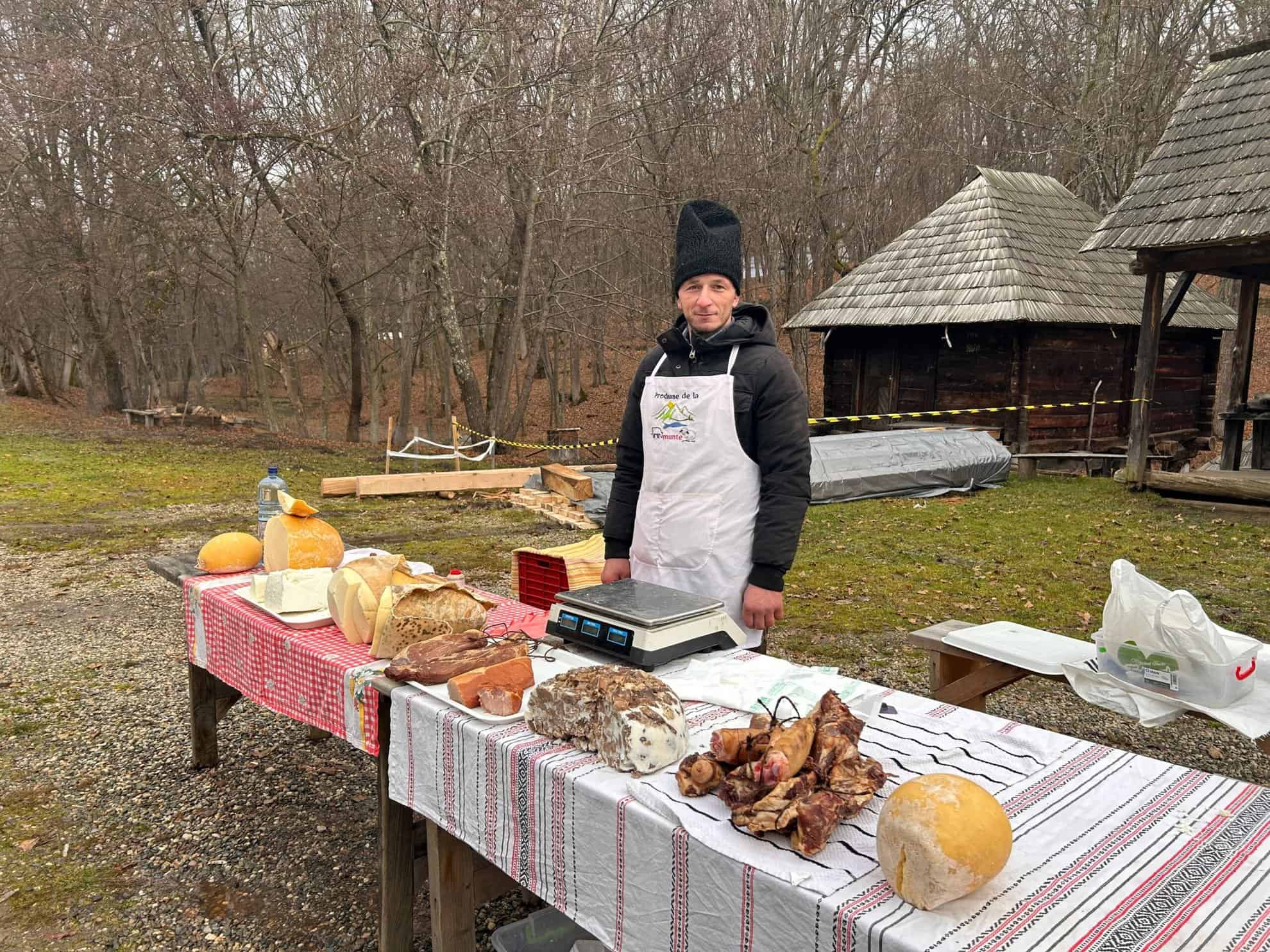 Zeci de pofticioși au venit în Muzeul Astra, la pomana porcului. „Este super fain” (foto, video)