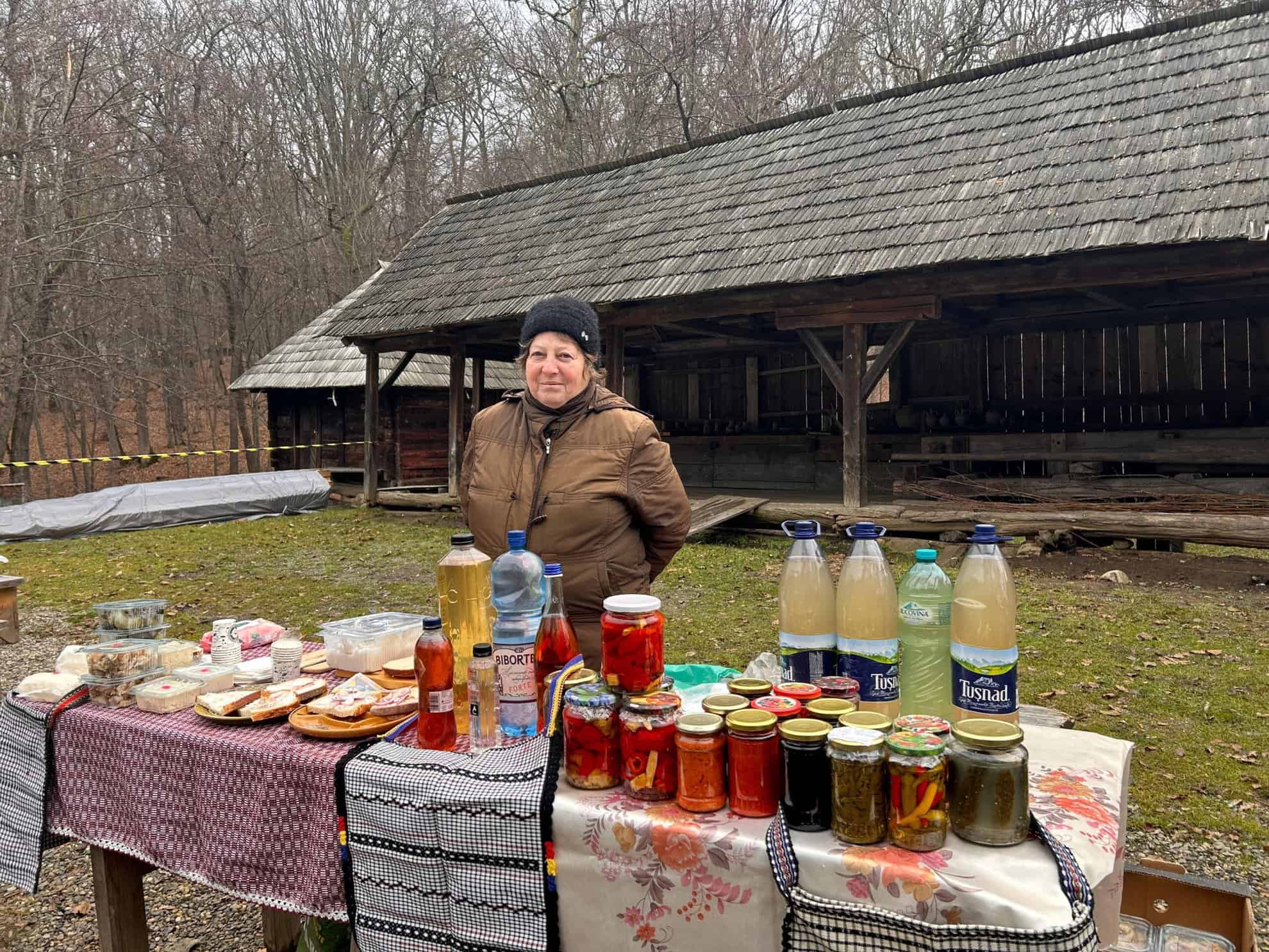 Zeci de pofticioși au venit în Muzeul Astra, la pomana porcului. „Este super fain” (foto, video)