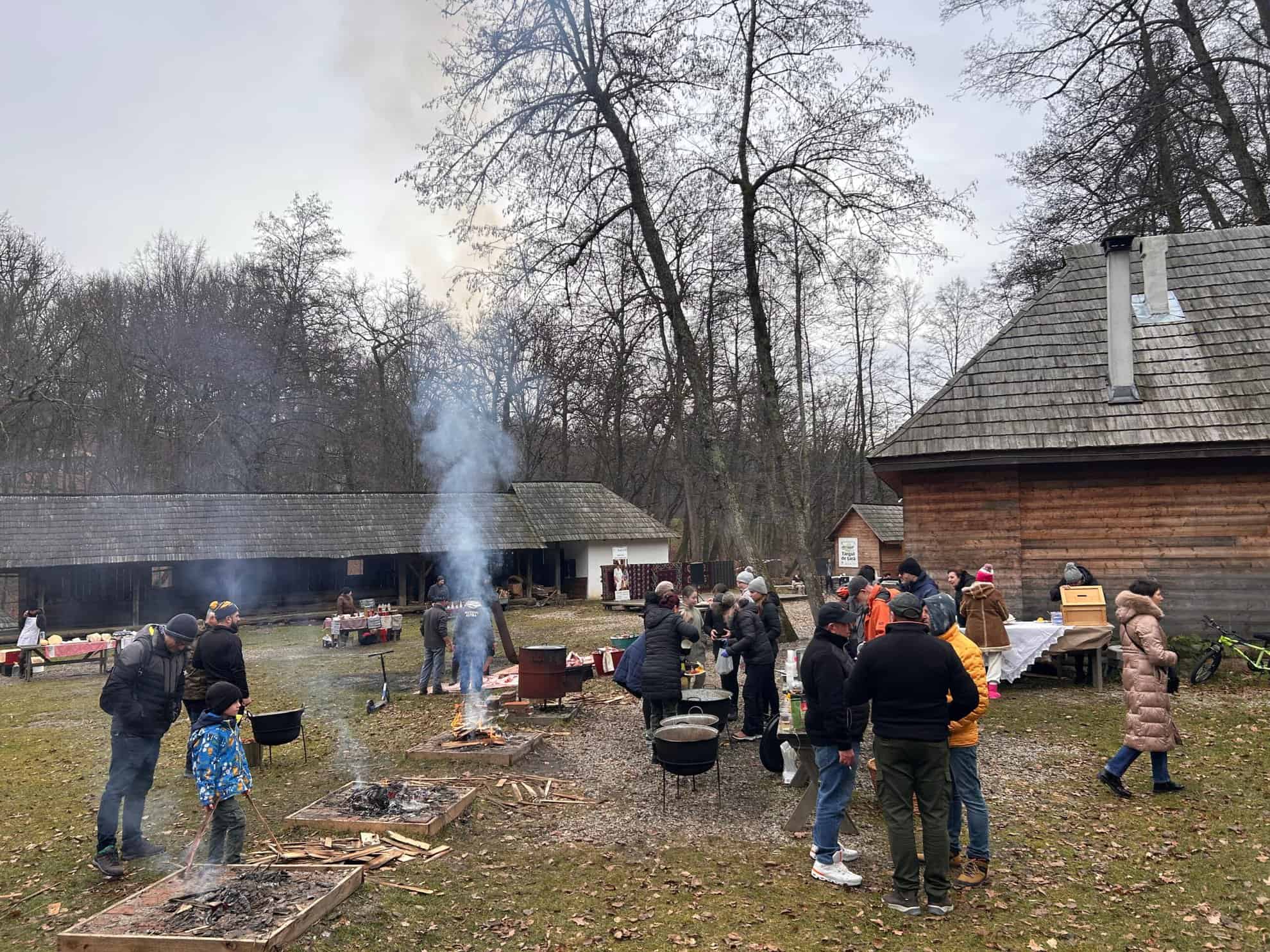 Zeci de pofticioși au venit în Muzeul Astra, la pomana porcului. „Este super fain” (foto, video)