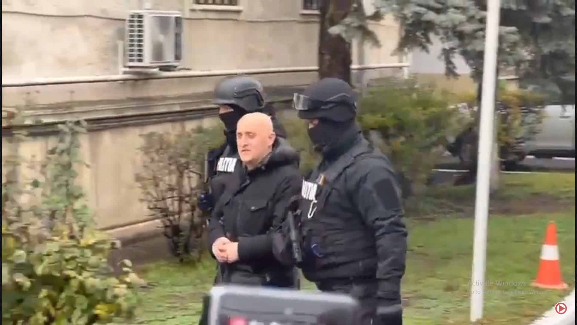 Mercenarul sibian Horațiu Potra dus încătușat la audieri de poliție. Avea un adevărat arsenal de arme în mașină (video)