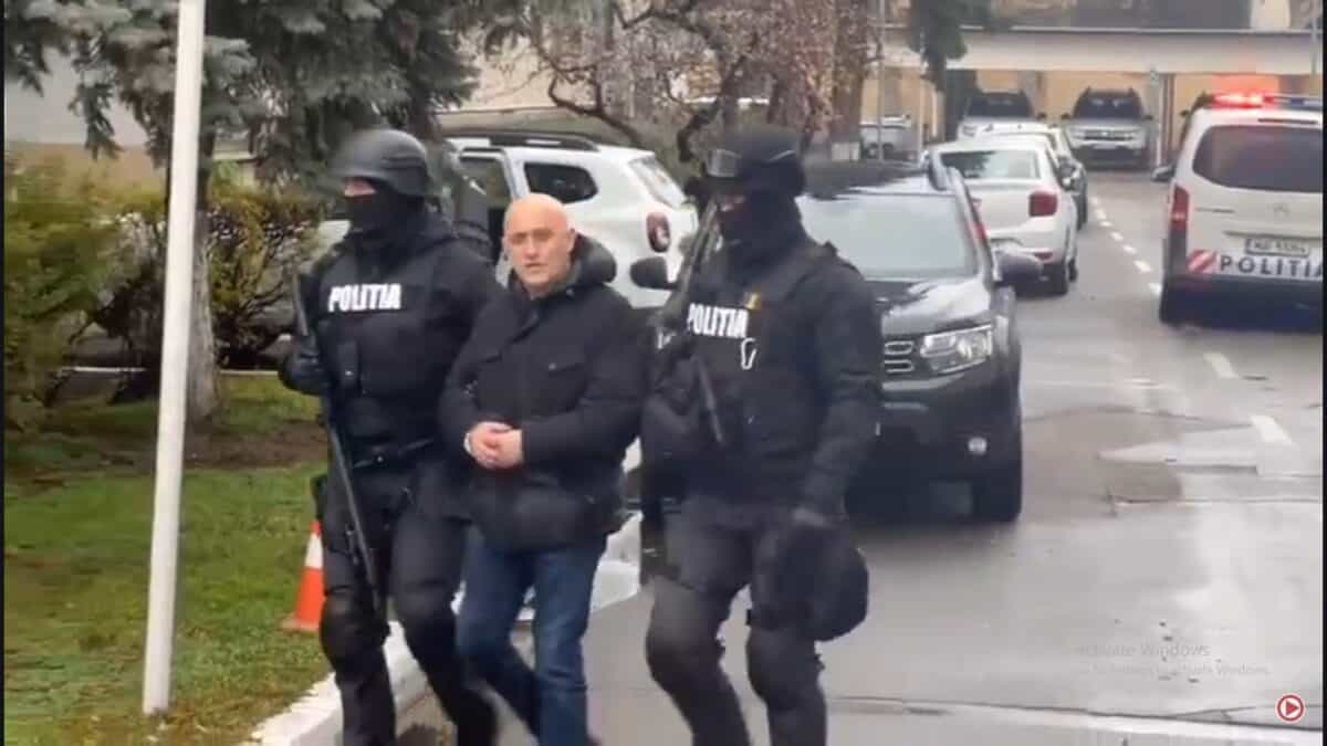 Mercenarul sibian Horațiu Potra dus încătușat la audieri de poliție. Avea un adevărat arsenal de arme în mașină (video)